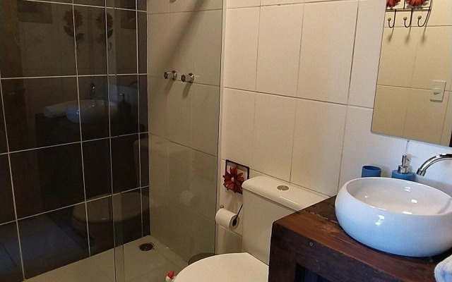 Chalé dos Tucanos- Parede de vidro com linda vista