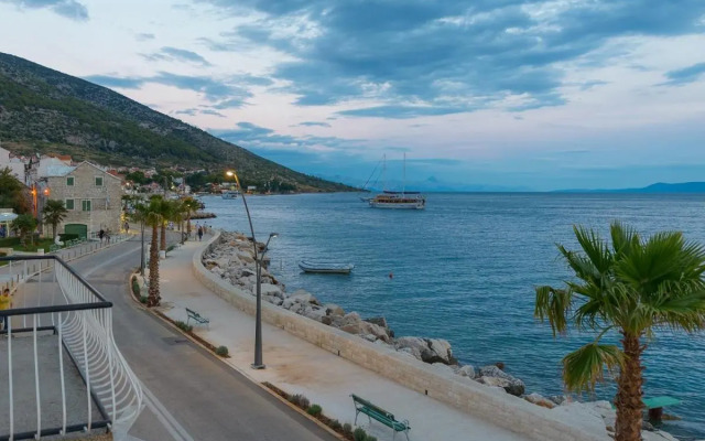 Top Location! Beach & Center Apt 4