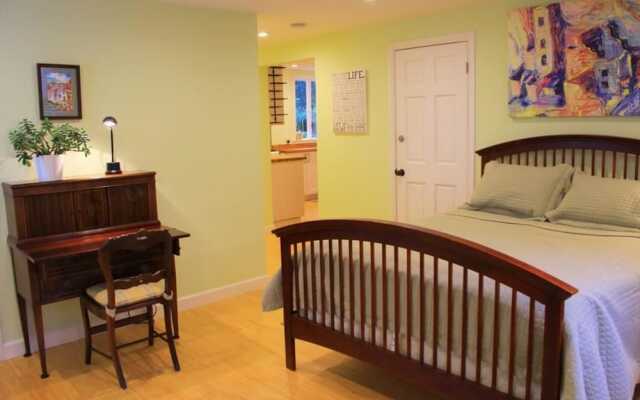 Cow Hollow Studio Holiday