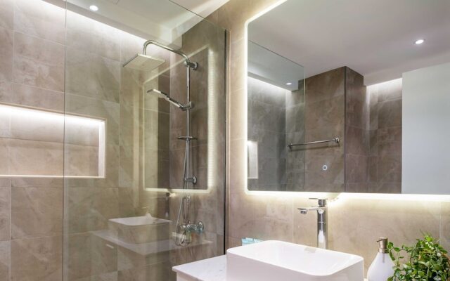 Lux The Marina Sea View Suite 2