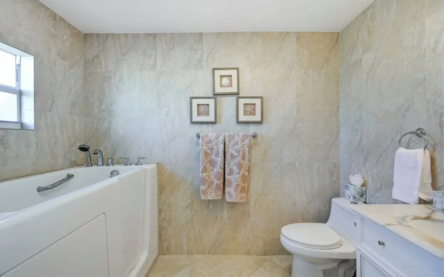 Pool & Spa: Luxe Home in Naples!