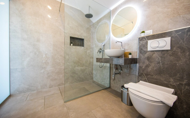 Villa Art Gallery - Six Bedroom Villa with Terrace and Swimming Pool