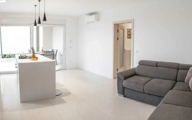 Spacious Povljana Apartment With Sea View and Terrace