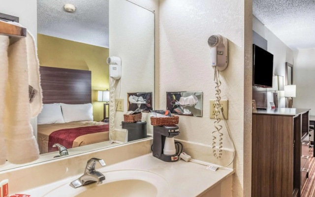 Econo Lodge Inn & Suites