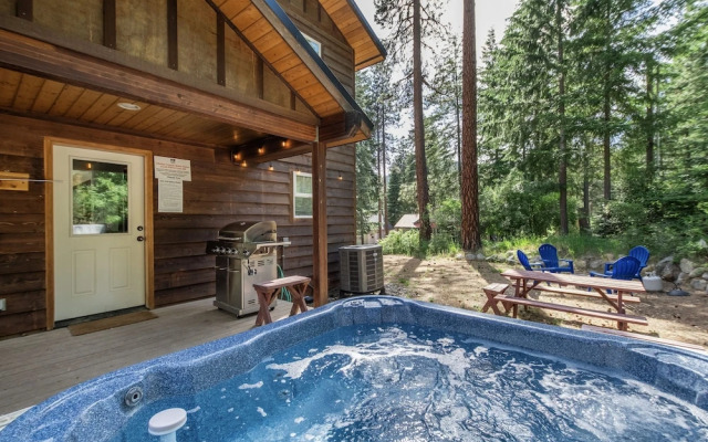 Just Plain Getaway 3 Bedroom Home by NW Comfy Cabins by RedAwning