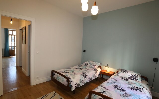 Annecy elegant downtown lakeview apartment