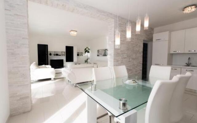 Holiday House Queens with Sea View