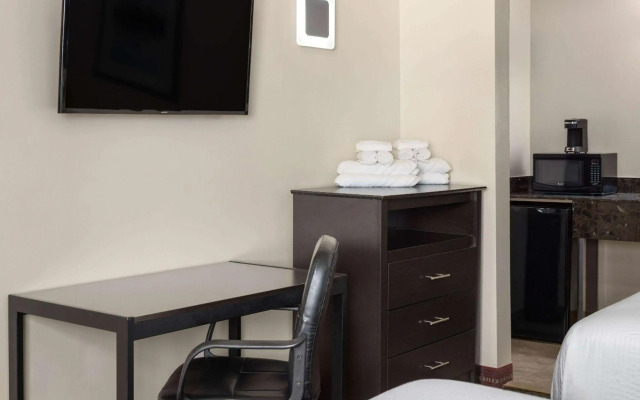 Travelodge by Wyndham Manhasset