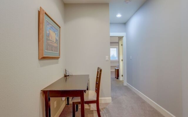 Spacious Five Peaks Home with Soaking Tub and BBQ by RedAwning