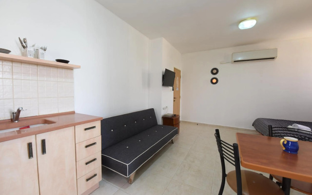 Flintstone Guest House-heated swimming pool