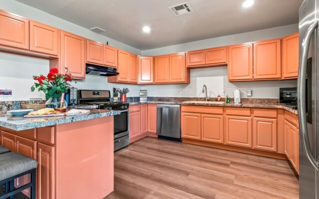 5BR Sleeps 10 Hot Tub Fire Pit Games & Walk to ASU
