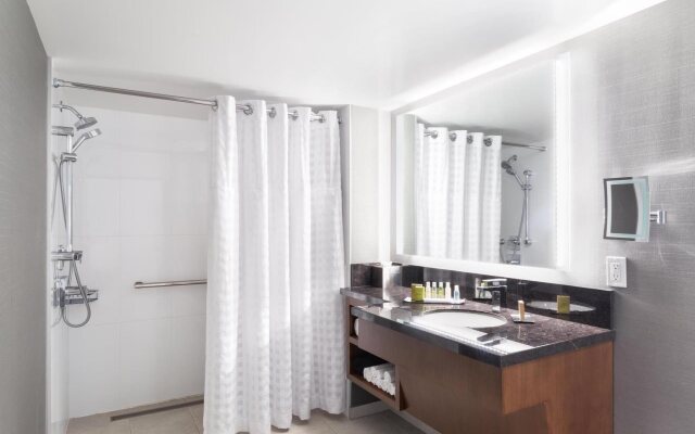 DoubleTree by Hilton Hotel & Suites Victoria