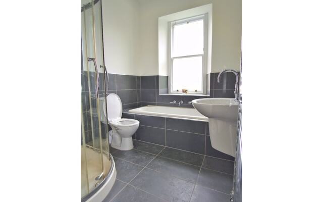 Spacious, Bright, Festival Flat for 6 at Meadows