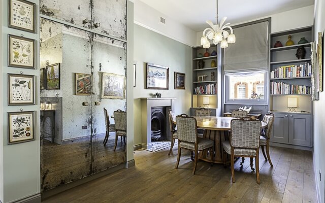 Well-designed Chelsea Flat