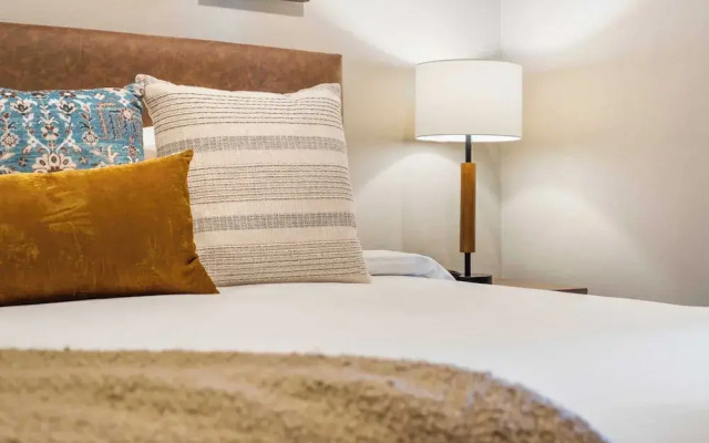 Penthouse 7 on Taneycomo - Chic Waterfront Condo!