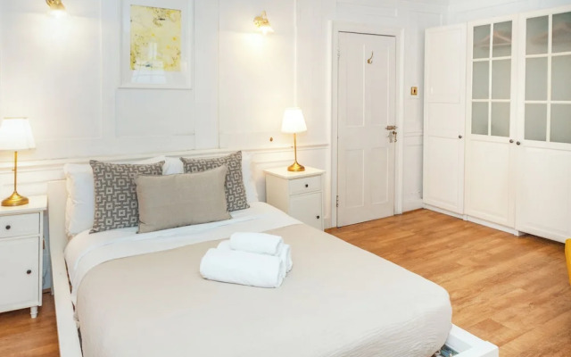 Spacious 3BR 2BA Flat in Central Soho