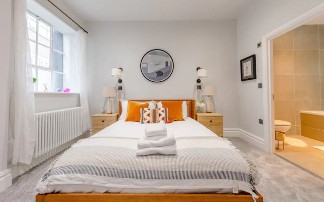 Bright and Stylish 2 Bedroom Flat in Chiswick