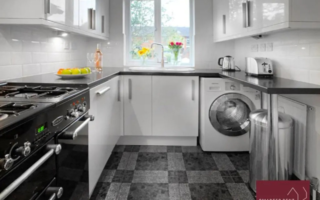 Farnborough - Peel Court - 2 Bed Parking & Garden