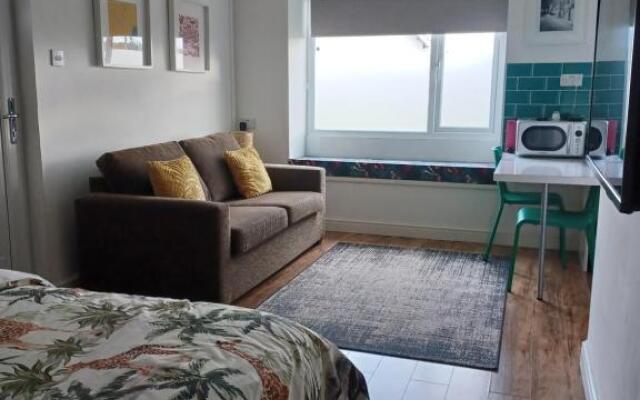 Stylish studio bungalow, close to Cardiff Centre