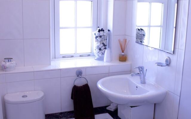 2 Bedroom Central Edinburgh Flat