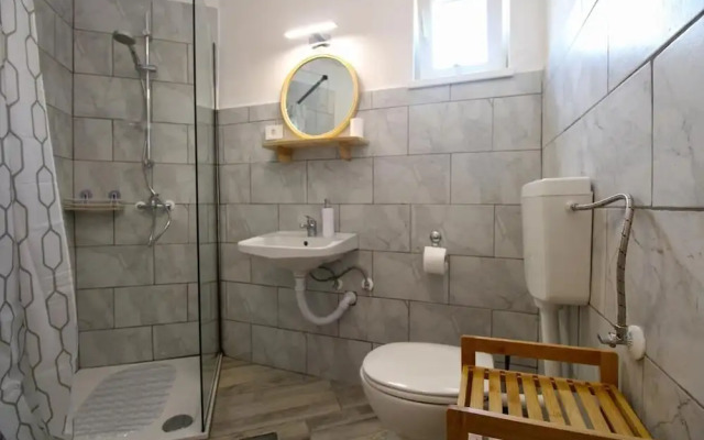 Cozy Apartment With Patio and Parking