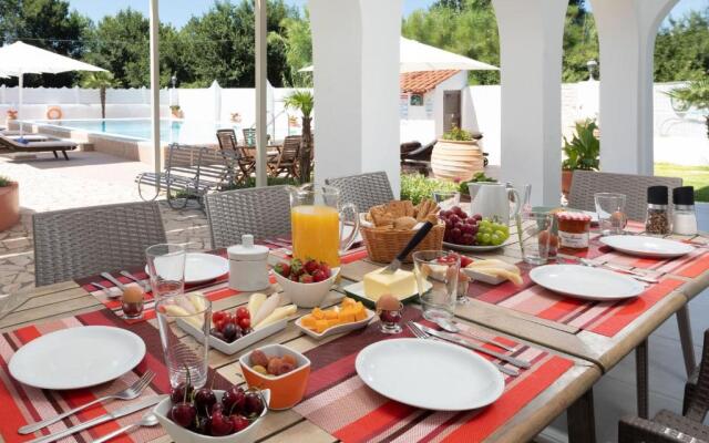 Villa Paradiso: Near beach, superb pool and garden