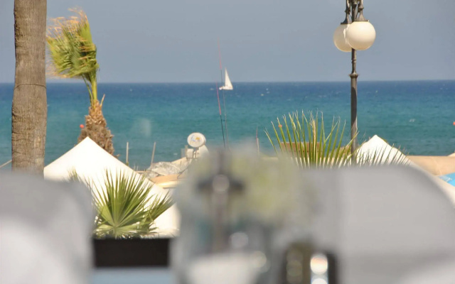 Les Palmiers Beach