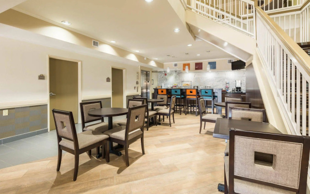Econo Lodge Inn & Suites East