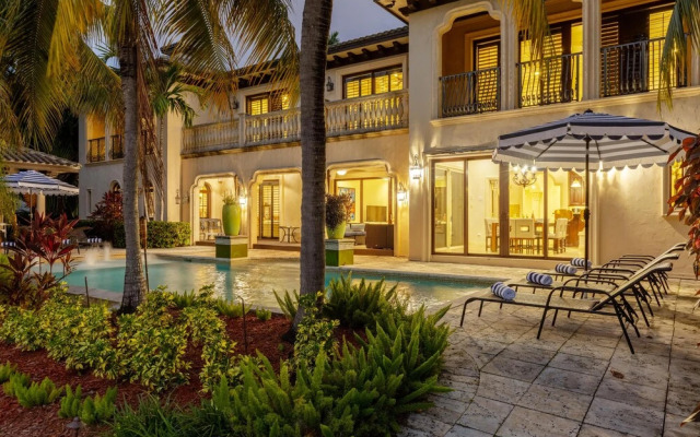 Florence by AvantStay | Estate w/ Dock & Pool | Sleeps 16