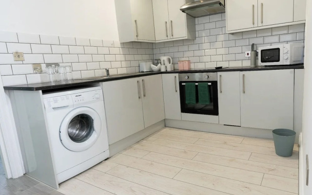 City Centre Modern 4 Person Apartment