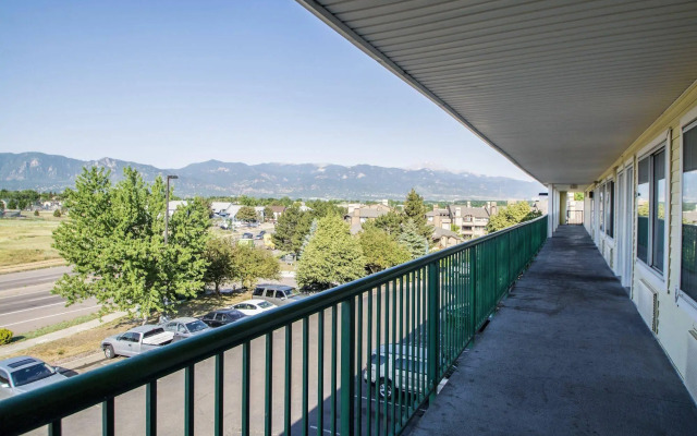 HomeTowne Studios by Red Roof Colorado Springs - Airport