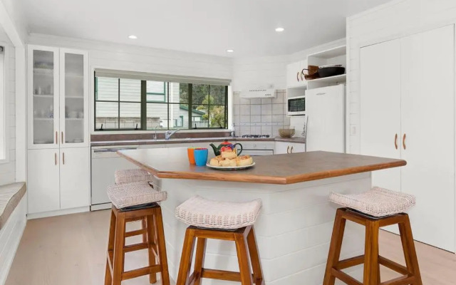 Kiwi Kuta with direct beach access - Matarangi Holiday Home