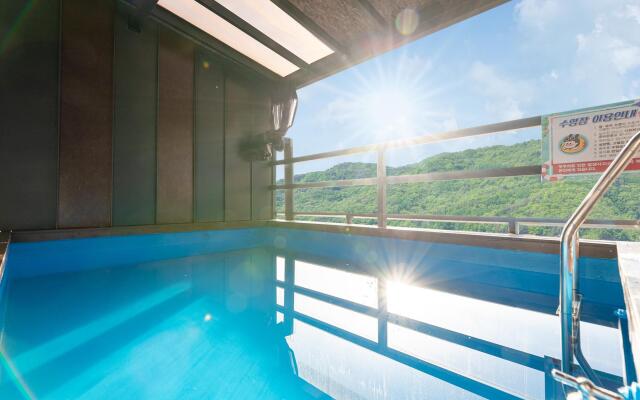 Gyeongju Edis Poolvilla