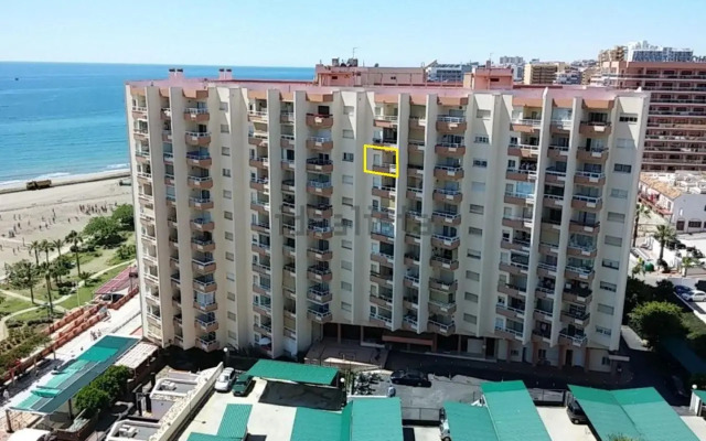 First Line, to the beach, 1 bed Apt , Sleeps