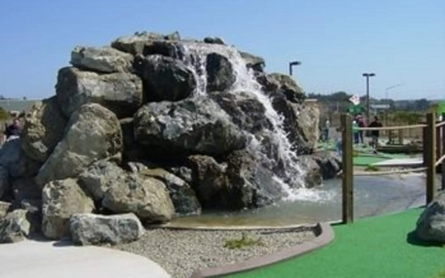 Emerald Dolphin Inn & Mini Golf