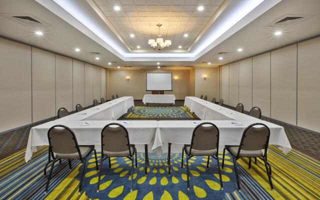 Holiday Inn Express Hotel & Suites Belleville by IHG
