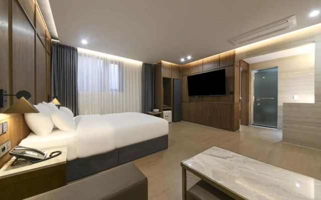 Brown Dot Hotel Pyeonghwa plaza