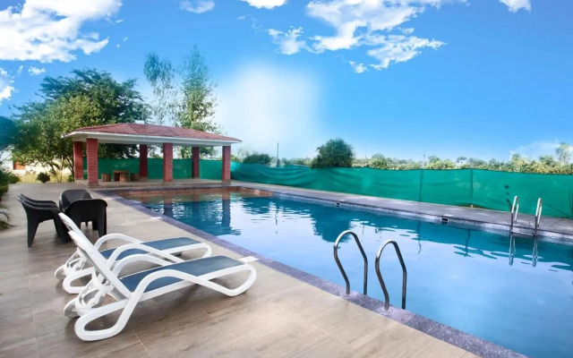 Rhea Safari Lodge