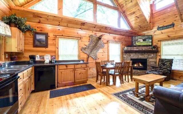 Cabin of Dreams, 3 BR, Water View, WiFi, Hot Tub, Pool Table, Sleep 8