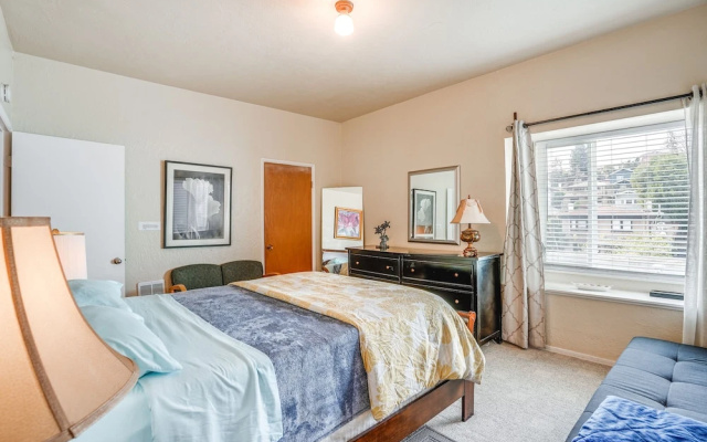 Pet-friendly Apartment: 1 Mi to Lake Merritt!