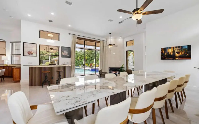 Grand 6BR Plantation Estate w/ Tennis & Pool
