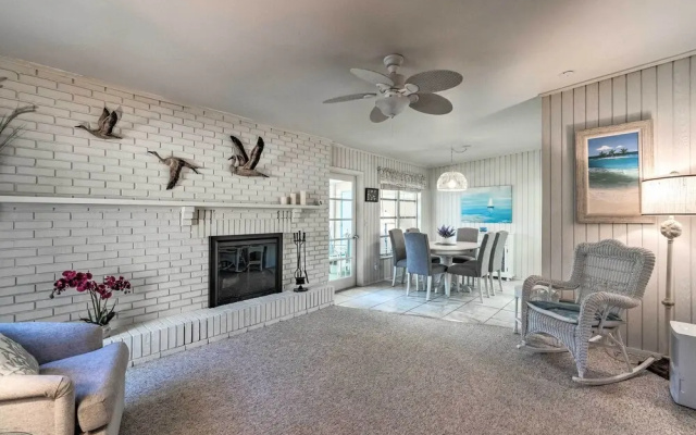 Sunny + Alluring Englewood Retreat w/ Dock!