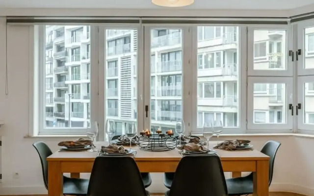 Centrally Located Modern Apartment With Parking