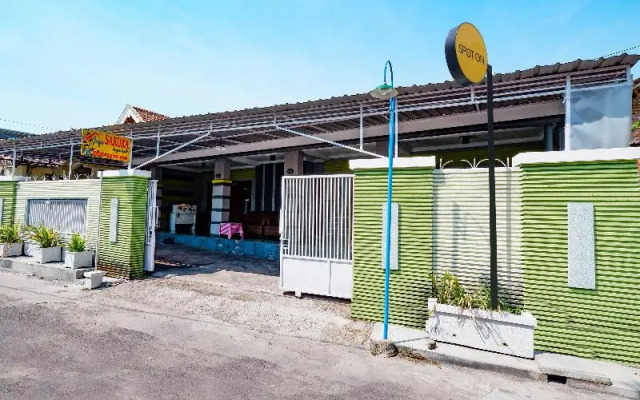 Griya Sakura Syariah Solo by OYO Rooms