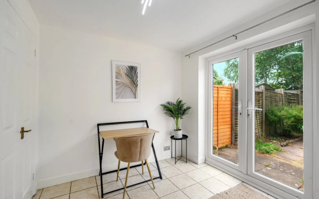 Sharp Close 4 Bedroom 2 Bath - Aylesbury