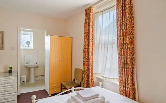 4 Bed Homely Retreat - Wolverhampton