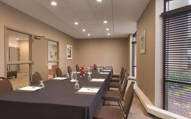 Embassy Suites by Hilton Milwaukee Brookfield