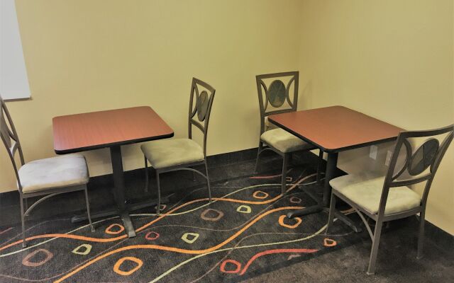 HomeTown Inn & Suites