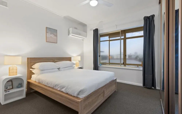 Beachside 2-bed Apartment With Balcony Views
