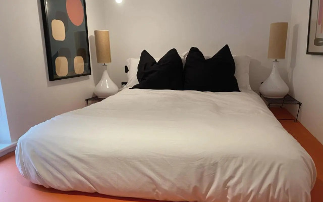 Modern and Bright Three Bed Apartment